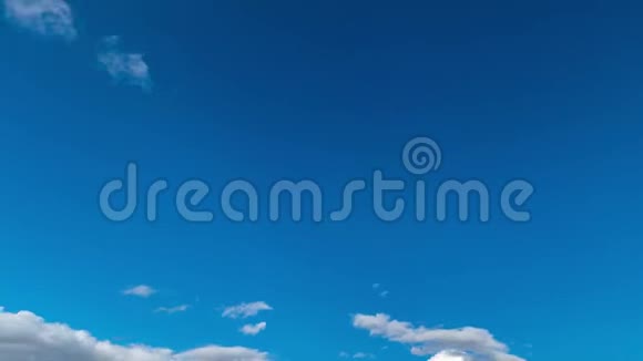 深蓝沙漠天空穆迪云时间流逝视频视频的预览图