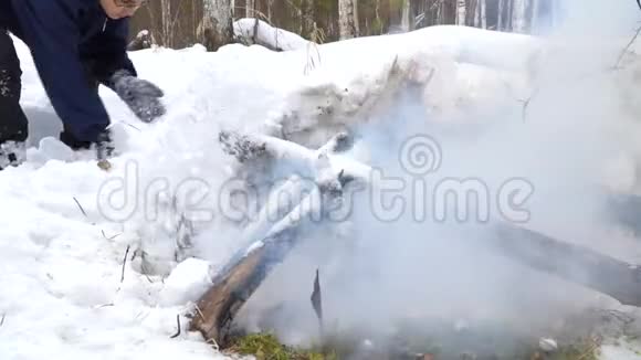 一个男孩正在用雪把火扑灭视频的预览图
