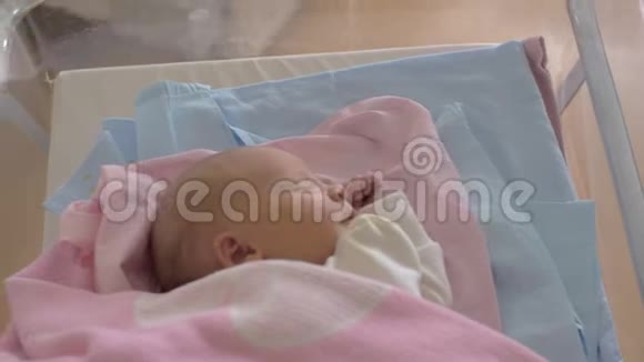 婴儿床上的新生女婴被推下走廊视频的预览图