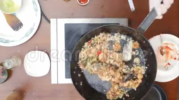 把海鲜饭和海鲜饭放在锅里煮视频的预览图