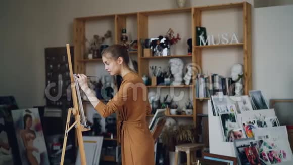 年轻的女士专注于在现代工作室工作的绘画享受创造性的爱好正宗艺术品艺术工具视频的预览图