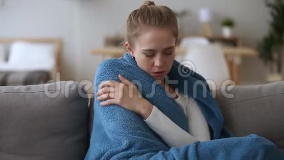 生病心烦意乱的女人感到寒冷家里没有中央暖气视频的预览图