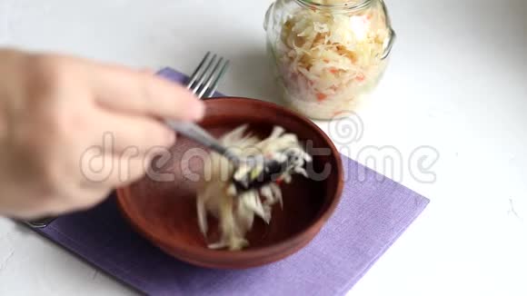 加红洋葱的发酵卷心菜沙拉倒入植物油健康饮食视频的预览图