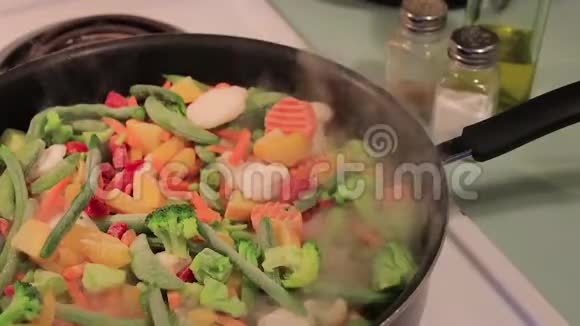 在锅里蒸蔬菜视频的预览图