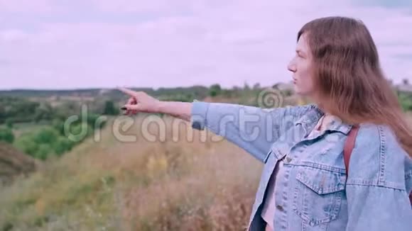 年轻女子在大自然的背景下眺望远方可爱的微笑女性站在户外视频的预览图