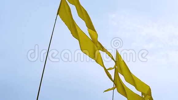户外活动期间在天空背景的旗杆上悬挂黄色横幅视频的预览图