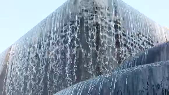 公园里的大喷泉水流掉下来变成水使喷泉中的泡沫慢动作全高清1080p视频的预览图