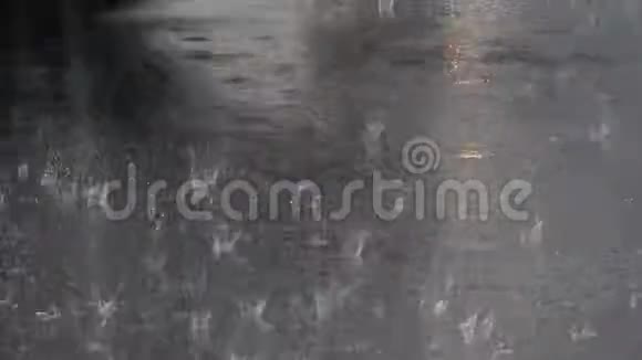 4K沥青上的雨街上下着大雨车辆交通视频的预览图