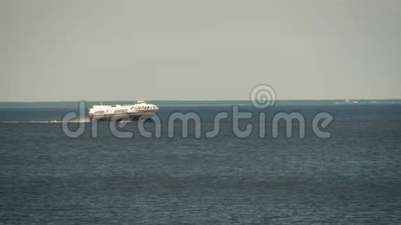 流星快艇抵达俄罗斯彼得霍夫港视频的预览图