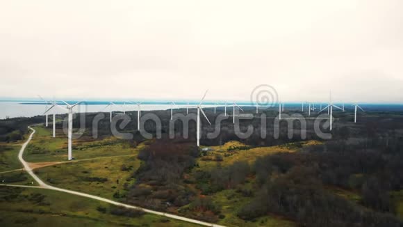 美丽的空中背景全景风车涡轮农场在绿色森林工作替代能源概念视频的预览图