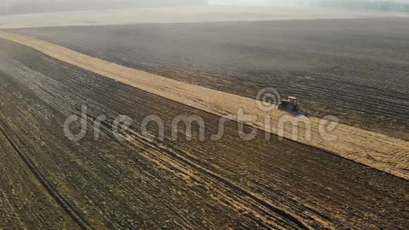 在四架直升机上拍摄拖拉机耕种土壤农业工作种植土地视频的预览图