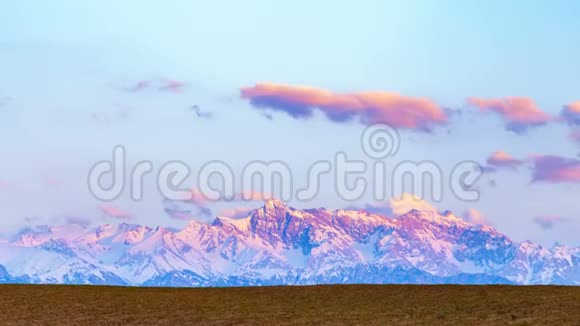日落时紫雪皑皑的群山视频的预览图