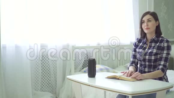 一个失明视障的漂亮年轻女子看书用语音助手有问题视频的预览图