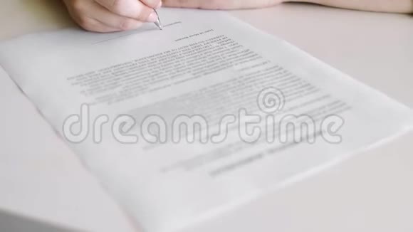 女人用他的签名在文件上签名视频的预览图