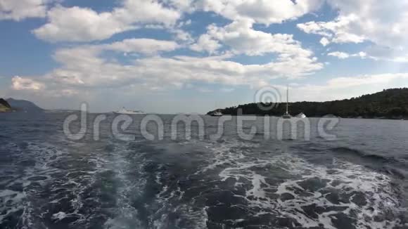 4K从一艘渡船出发的洛基岛浪过水面视频的预览图