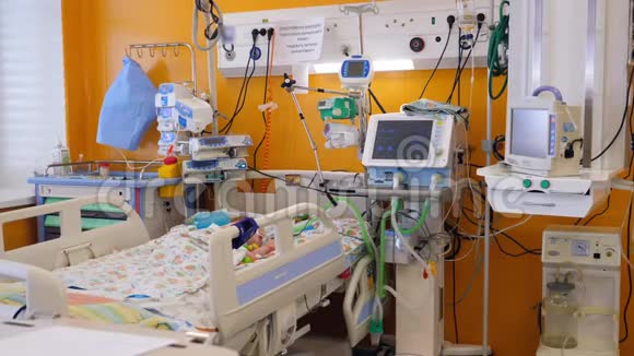 医院里装满了医疗设备还有一个婴儿躺在里面视频的预览图