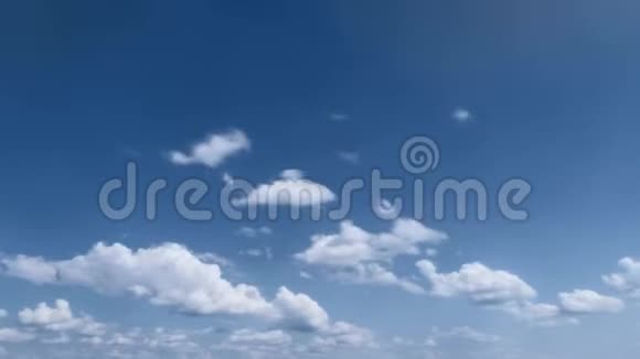 蓝天随云的时间推移视频的预览图