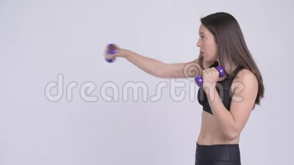 年轻漂亮的多民族女性在健身时使用哑铃视频的预览图