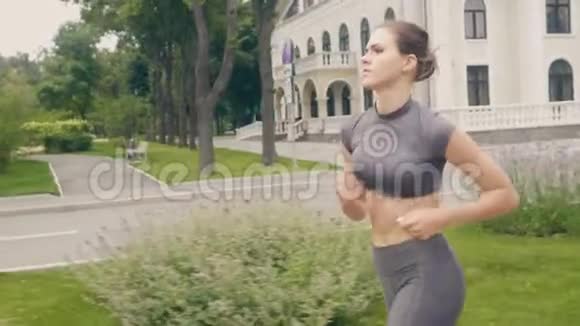 美丽的女子晨跑户外有氧训练视频的预览图