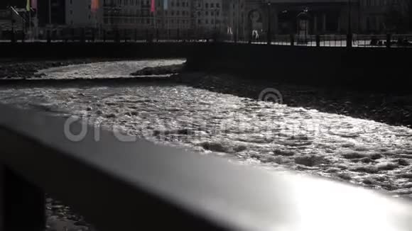 山水一条山河水流湍急石头光滑视频的预览图