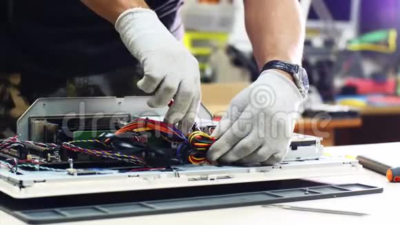 维修人员在车间检修电脑单锁视频的预览图