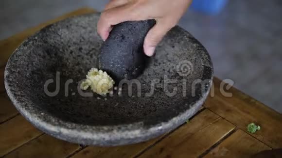 蒜碎在石砂浆中视频的预览图