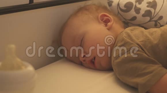带着婴儿奶瓶睡觉视频的预览图