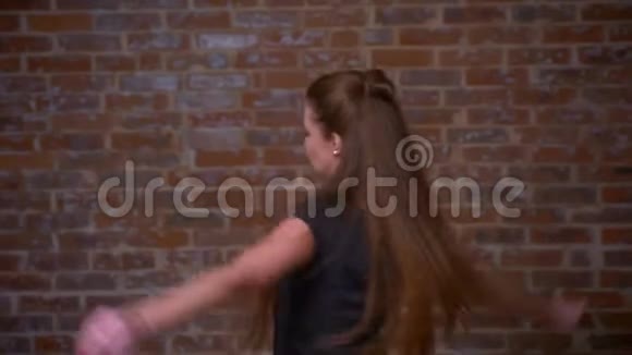 疯狂的快乐舞蹈镜头姜白白种人妇女在砖房休闲风格和有趣的动作室内视频的预览图