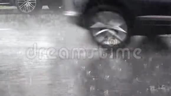 4K沥青上的雨街上下着大雨车辆交通视频的预览图