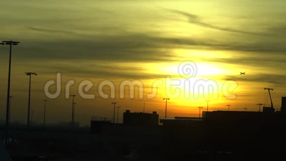 阿姆斯特丹史基浦国际机场日落景色的慢速运动视频的预览图