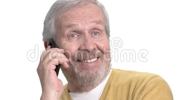 年长的家伙在用手机说话视频的预览图