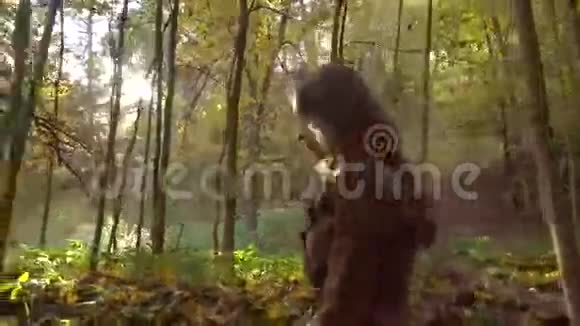 穿着野餐篮穿过秋天的树林的漂亮女孩配置文件视图4K稳定视频视频的预览图