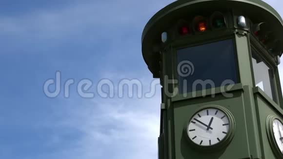 4K位于柏林普茨达默普拉特斯的欧洲第一个红绿灯视频的预览图