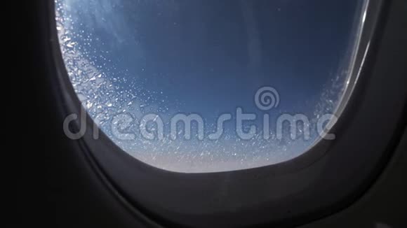 在飞行过程中飞机内部结冰的窗户覆盖着冰近距离观看视频的预览图