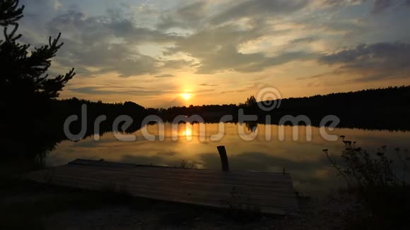 日落美丽的景观捷克共和国从码头日落从湖泊水位反映视频的预览图
