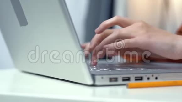 办公室笔记本电脑键盘上的特写女性手视频的预览图