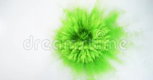 绿色霍利粉在白色背景下爆炸慢运动视频的预览图