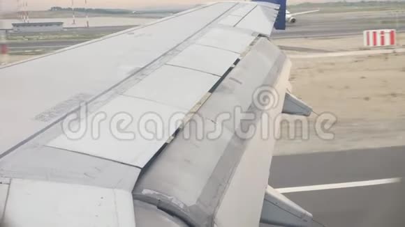 飞机机翼外挂副翼在机场起飞时提高机动速度视频的预览图