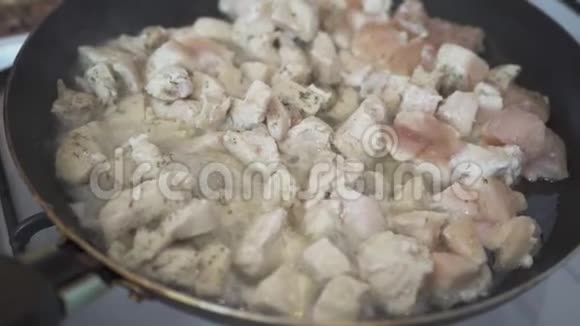 鸡片与调味料切成块用平底锅煎炸视频的预览图