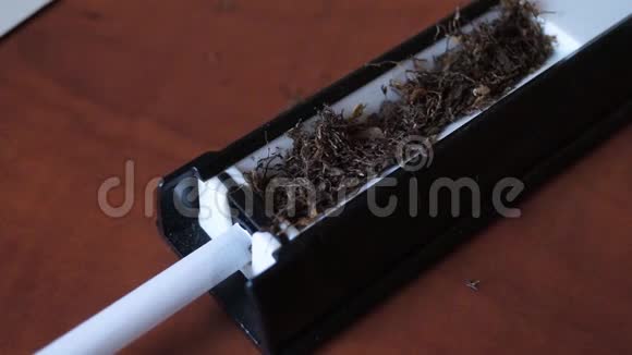 用烟草填充香烟的机器视频的预览图