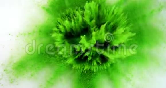 绿色霍利粉在白色背景下爆炸慢运动视频的预览图