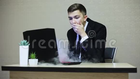 3商人被电脑故障吓了一跳烟是电脑引起的视频的预览图