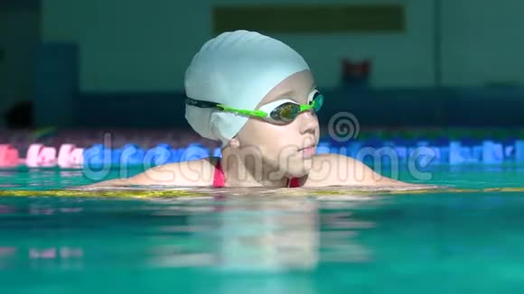 游泳池出镜的职业少女泳姿视频的预览图