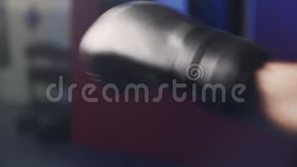 动作慢拳击手在健身房训练时双手合拢打影子视频的预览图