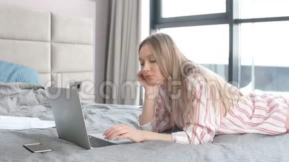 小女孩一大早就在笔记本电脑上查看电子邮件视频的预览图