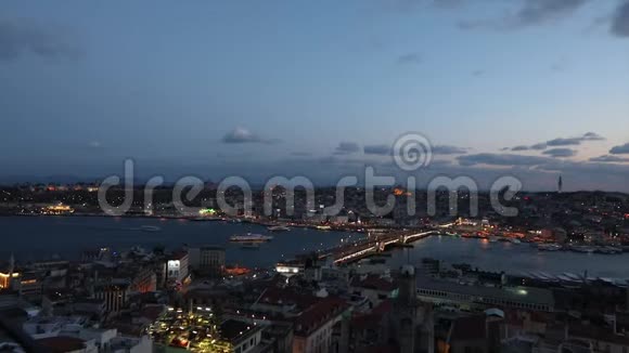 伊斯坦布尔夜晚时光流逝欣赏加拉塔大桥和圣索菲亚视频的预览图