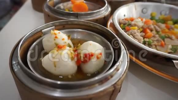 泰国普吉岛小吃中国影响用筷子吃饭视频的预览图