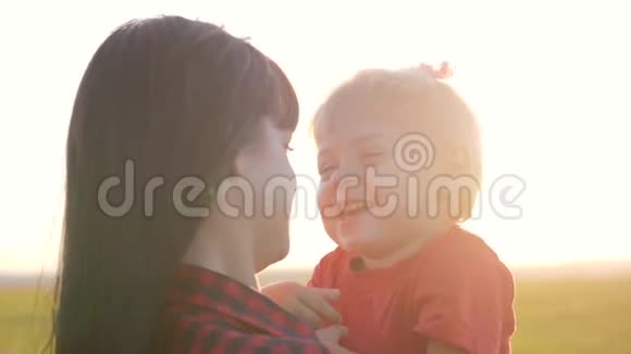 幸福的家庭母亲和孩子在公园里户外玩得很开心那个可爱的金发小女孩正在玩拥抱视频的预览图
