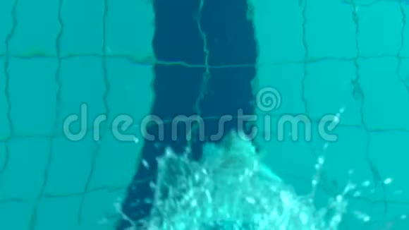 女游泳运动员在游泳池里潜水女游泳运动员潜入游泳池游泳上景视频的预览图