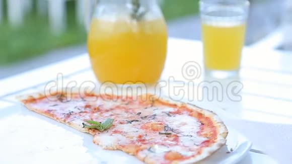 披萨和果汁放在桌子上视频的预览图